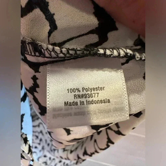 A.n.a Black and white blouse- size L - Picture 6 of 6